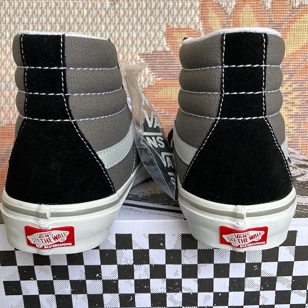 Vans Men’s Skate Sk8-Hi
Reflective Black/Grey
VN0ASFCCN42
Sneakers - Picture 14 of 16